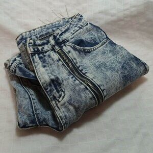 Faded jeans with a loose fit around the thighs 80s style with decorative zippers